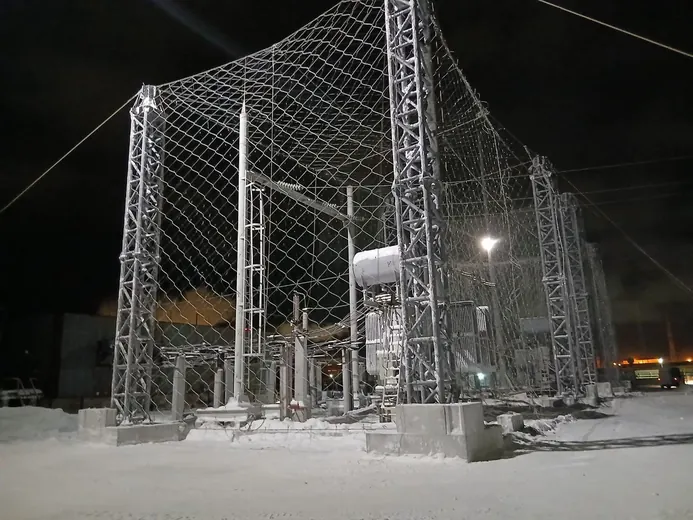 Сеточное укрытие трансформатора в ночное время