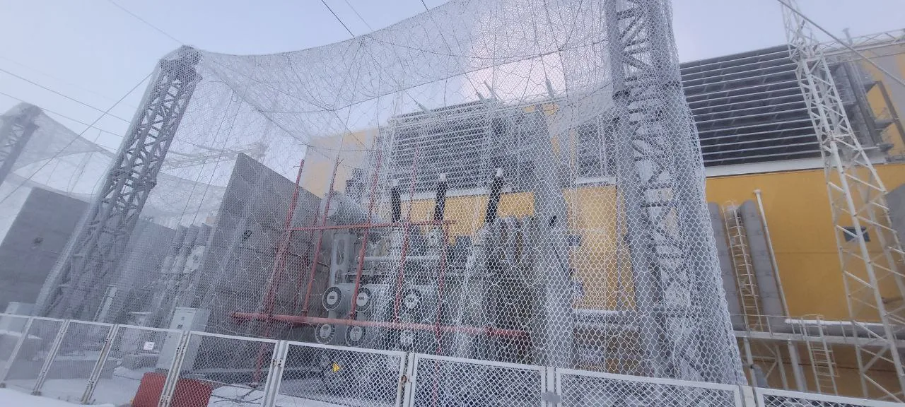 Сеточное укрытие трансформаторного оборудования на промышленной площадке